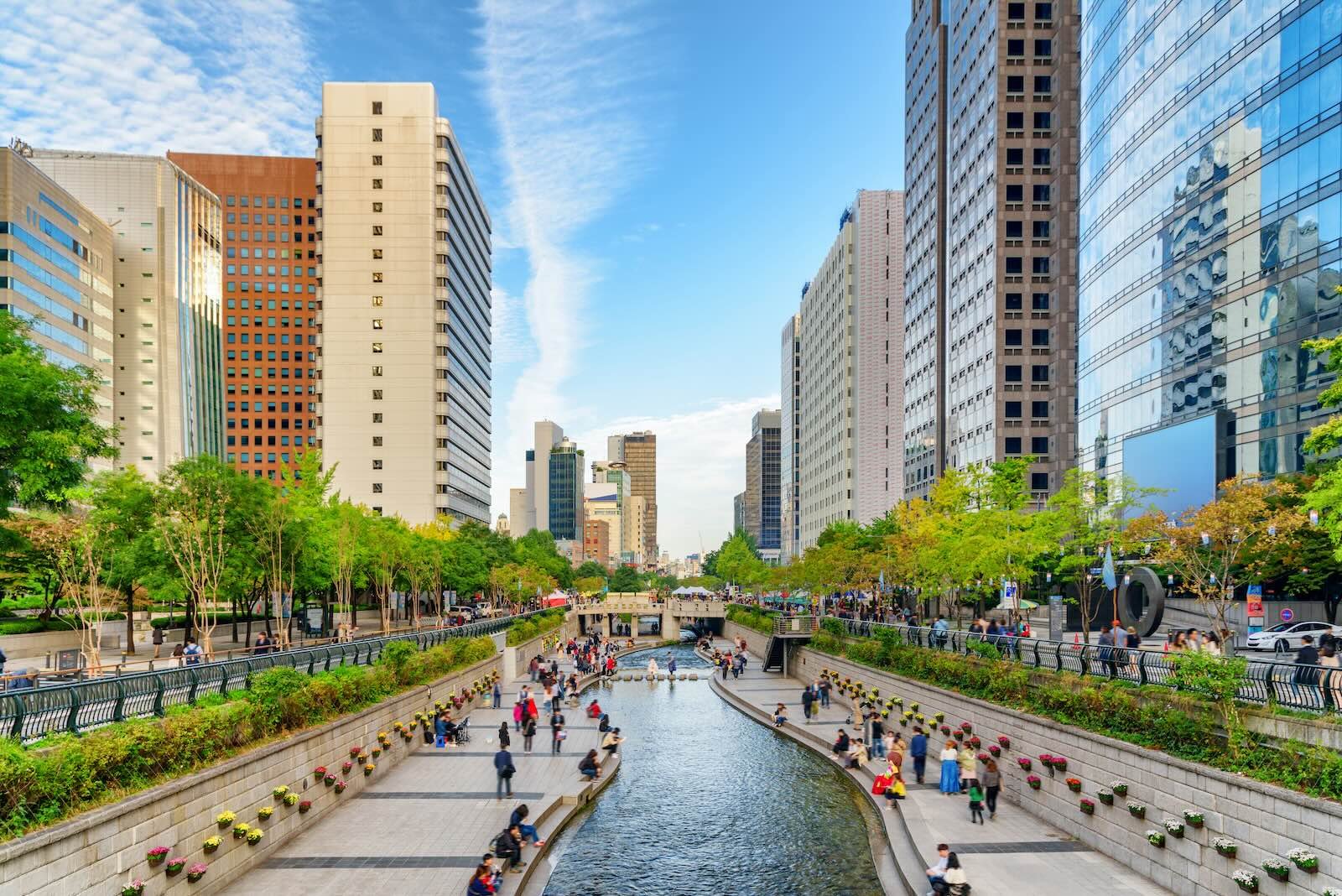 Cheonggyecheon Stream and its pedestrians in the heart of Seoul